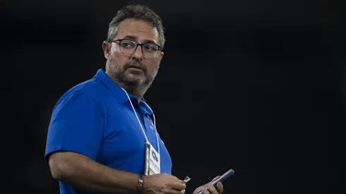 Alexandre Mattos, diretor de futebol do Cruzeiro, antes da partida contra o Botafogo pelo Campeonato Brasileiro de 2024. Foto: Jorge Rodrigues/AGIF