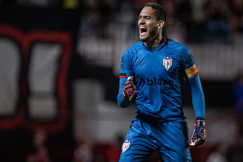GO – GOIANIA – 08/05/2023 – BRASILEIRO A 2023, ATLETICO-GO X LONDRINA – Ronaldo  goleiro do Atletico-GO durante partida contra o Londrina no estadio Antonio Accioly pelo campeonato BRASILEIRO A 2023. Foto: Heber Gomes/AGIF