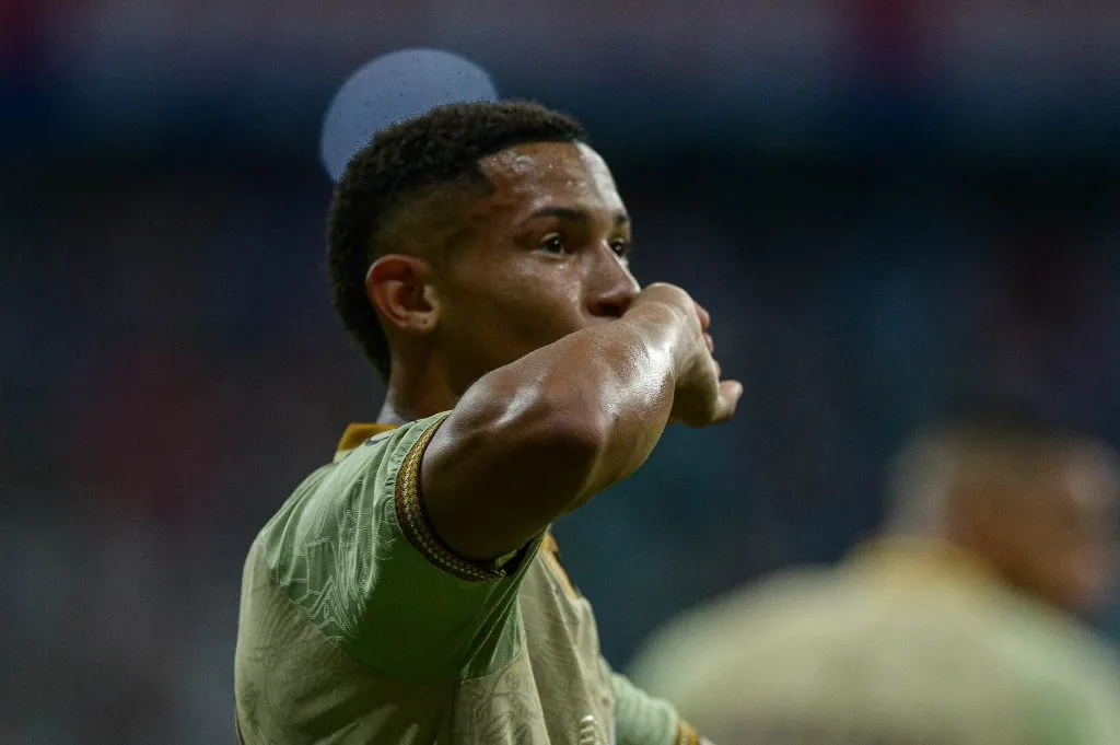 Thiaguinho jogador do Bahia comemora seu gol durante partida contra o Juazeirense no estadio Arena Fonte Nova pelo campeonato Baiano 2025. Foto: Jhony Pinho/AGIF