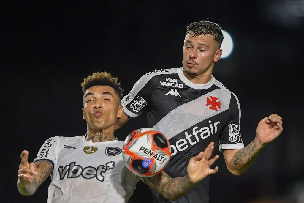 RJ – RIO DE JANEIRO – 23/02/2025 – CARIOCA 2025, VASCO X BOTAFOGO – Hugo Moura jogador do Vasco disputa lance com Igor Jesus jogador do Botafogo durante partida no estadio Sao Januario pelo campeonato Carioca 2025. Foto: Thiago Ribeiro/AGIF