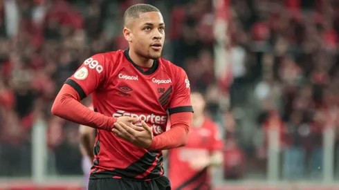 Vitor Roque jogador do Athletico-PR comemora seu gol durante partida contra o Atletico-MG com movimentos simulando estar embalando um bebe em seus bracos no estadio Arena da Baixada pelo campeonato Brasileiro A 2023.