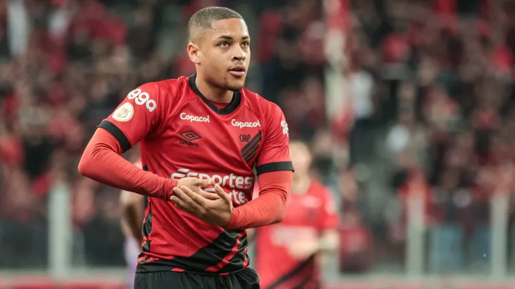 Vitor Roque jogador do Athletico-PR comemora seu gol durante partida contra o Atletico-MG com movimentos simulando estar embalando um bebe em seus bracos no estadio Arena da Baixada pelo campeonato Brasileiro A 2023.