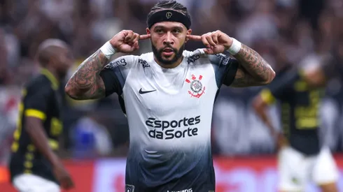 Memphis Depay comemorando gol contra o São Bernardo no Paulistão 2025.