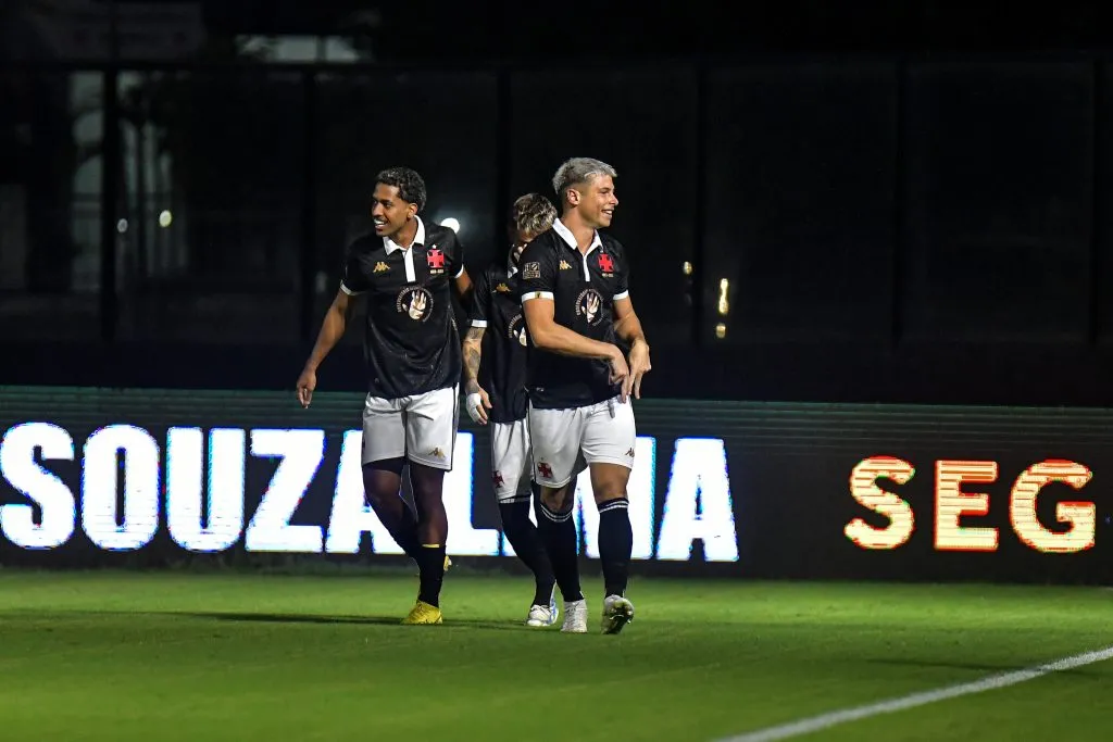 RJ – RIO DE JANEIRO – 18/01/2024 – CARIOCA 2024, VASCO X BOAVISTA – Capasso jogador do Vasco comemora seu gol com jogadores do seu time durante partida contra o Boavista no estadio Sao Januario pelo campeonato Carioca 2024. Foto: Thiago Ribeiro/AGIF