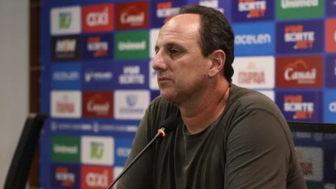Foto: Letícia Martins/EC Bahia – Rogério Ceni durante entrevista coletiva pós-jogo contra o Juazeirense no Campeonato Baiano de 2025.