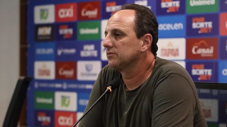 Foto: Letícia Martins/EC Bahia - Rogério Ceni durante entrevista coletiva pós-jogo contra o Juazeirense no Campeonato Baiano de 2025.