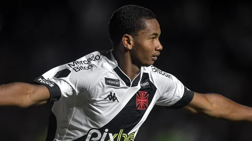 Eguinaldo durante confronto contra o Guarani na Série B de 2022.