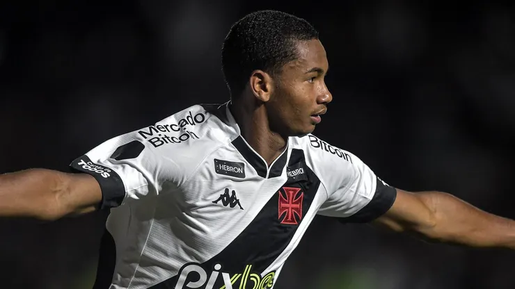 Eguinaldo durante confronto contra o Guarani na Série B de 2022.
