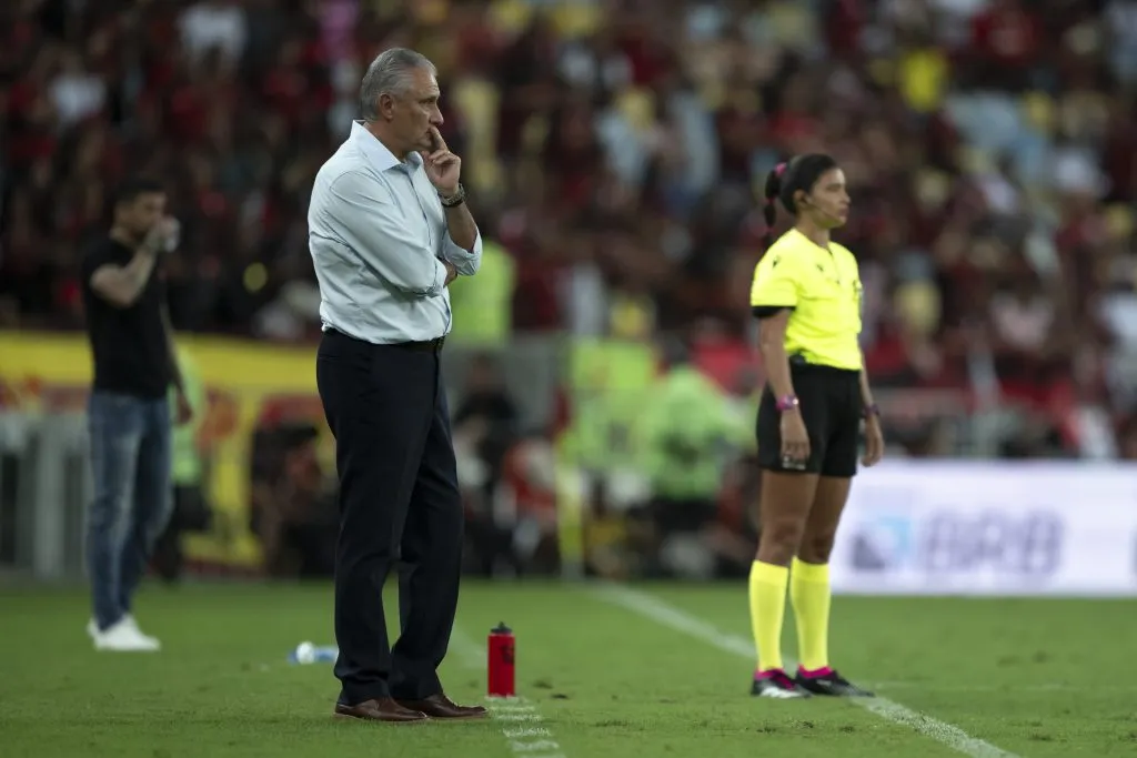 Tite ex-técnico do Flamengo durante partida contra o Athletico-PR no Maracanã pelo campeonato Brasileiro A 2024. Foto: Jorge Rodrigues/AGIF