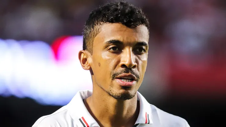 Luiz Gustavo jogador do Sao Paulo durante execucao do hino nacional antes da partida contra o Bragantino no estadio Morumbi pelo campeonato Paulista 2024.