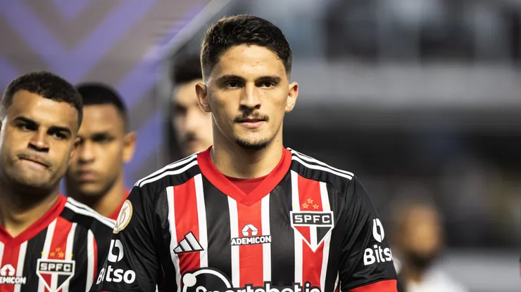 SP - SANTOS - 12/11/2023 - BRASILEIRO A 2023, SANTOS X SAO PAULO - Pablo Maia jogador do Sao Paulo durante partida contra o Santos no estadio Vila Belmiro pelo campeonato Brasileiro A 2023. Foto: Abner Dourado/AGIF