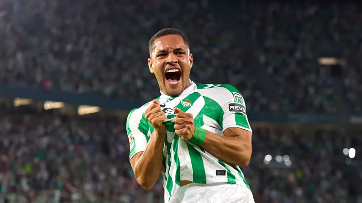 Vitor Roque, do Real Betis, comemora após marcar o segundo gol do time durante a partida da LaLiga entre o Real Betis Balompie e o CD Leganes no Estádio Benito Villamarin em 13 de setembro de 2024 em Sevilha, Espanha. (Foto: Fran Santiago/Getty Images)