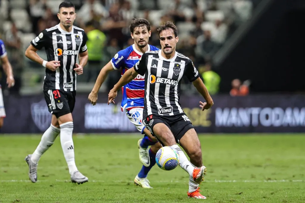 Igor Gomes durante partida contra o Fortaleza no Campeonato Brasileiro de 2024. Foto: Gilson Lobo/AGIF