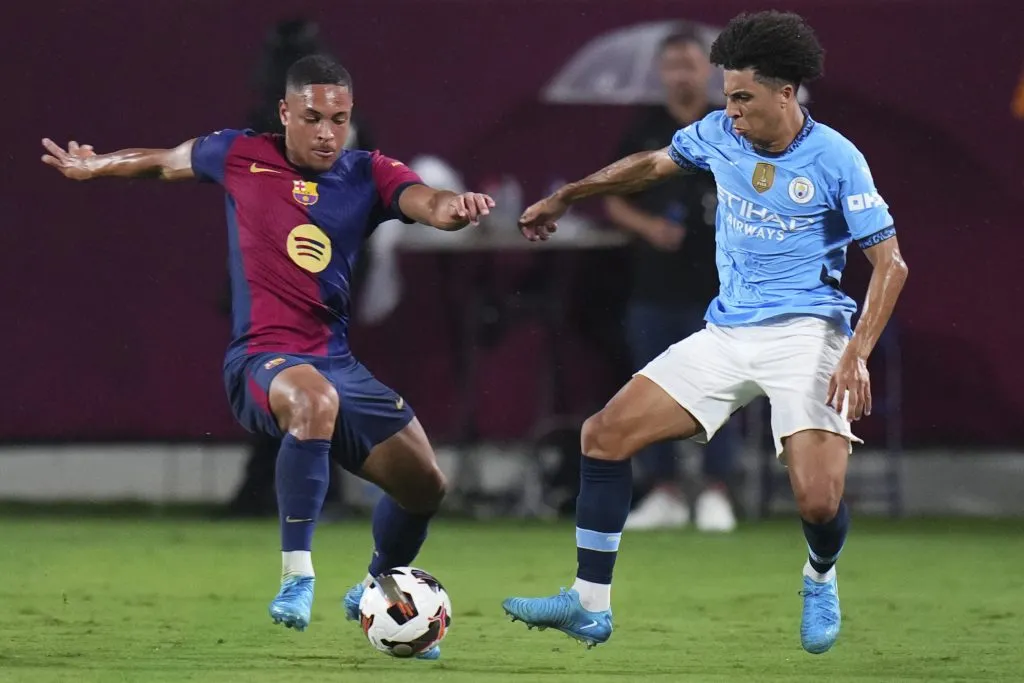 Vitor Roque #17 do FC Barcelona e Rico Lewis #82 do Manchester City competem pela bola durante uma partida de pré-temporada entre Manchester City e FC Barcelona no Camping World Stadium em 30 de julho de 2024 em Orlando, Flórida. (Foto de Rich Story/Getty Images)