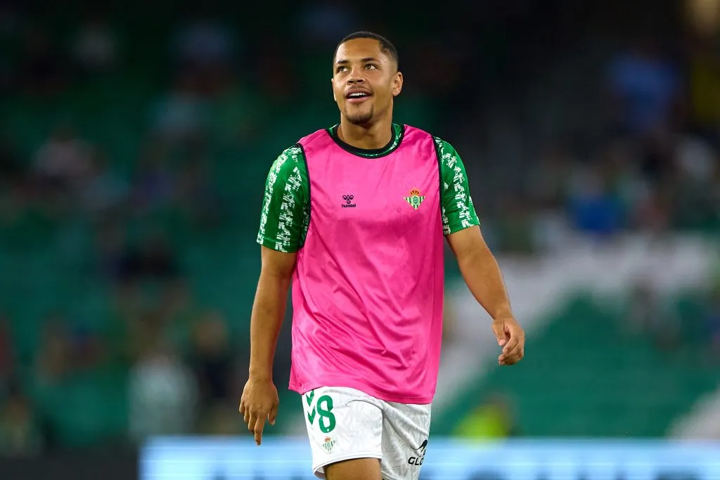 SEVILLE, SPAIN – SEPTEMBER 23: Vitor Roque of Real Betis Balompié warms up before the LaLiga match between Real Betis Balompie and RCD Mallorca  at Estadio Benito Villamarin on September 23, 2024 in Seville, Spain. (Photo by Fran Santiago/Getty Images)