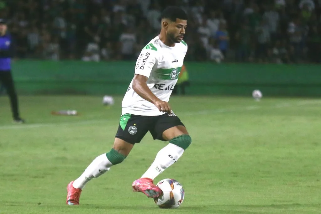 Lucas Ronier durante partida contra o Operário no Campeonato Paranaense de 2025. Foto: Gabriel Machado/AGIF
