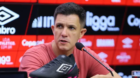 Foto: José Tramontin/athletico.com.br – Barbieri durante entrevista coletiva no Athletico-PR.