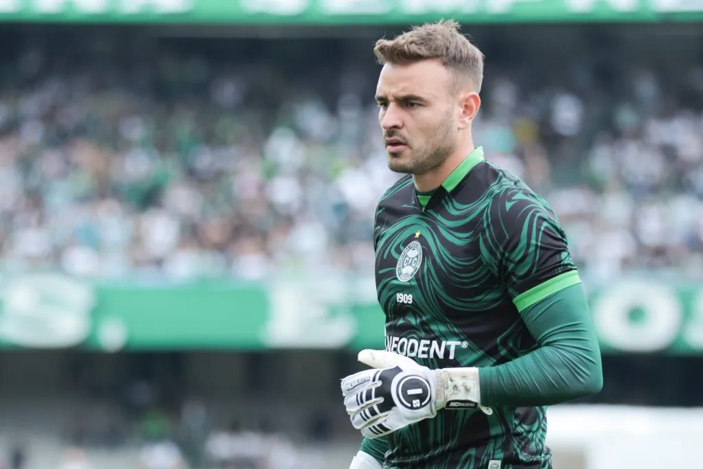 Gabriel Vasconcellos atuando no Coritiba durante aquecimento antes da partida contra o Athlético-PR no Couto Pereira pelo campeonato Brasileiro A 2023. Foto: Robson Mafra/AGIF