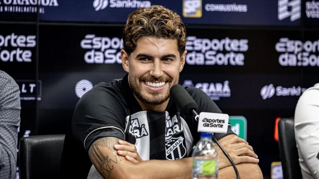 Pedro Raul sendo apresentado oficialmente pelo Ceará – Foto: Gabriel Silva/Ceará SC