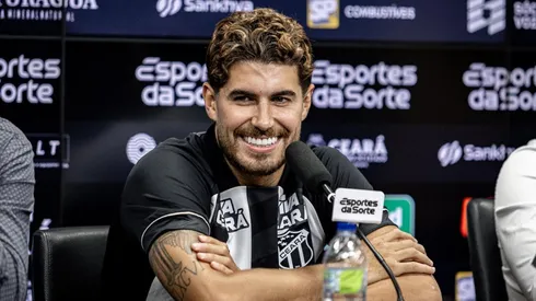Pedro Raul sendo apresentado oficialmente pelo Ceará – Foto: Gabriel Silva/Ceará SC