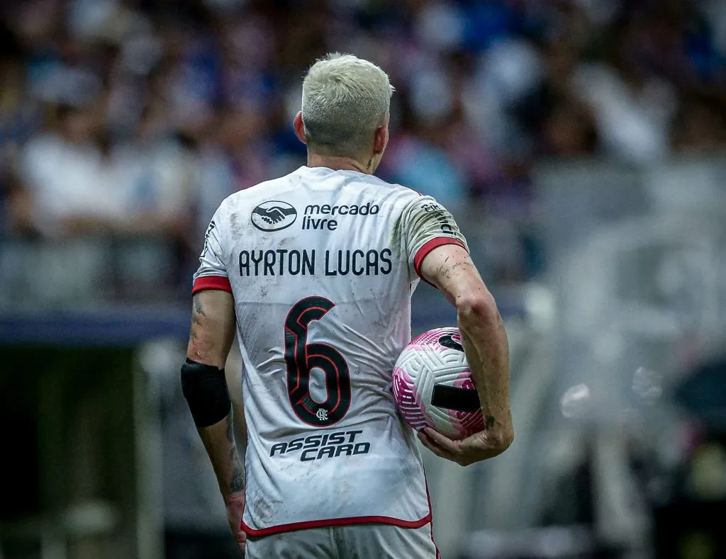 BA – SALVADOR – 05/10/2024 – BRASILEIRO A 2024, BAHIA X FLAMENGO – Ayrton Lucas jogador do Flamengo durante partida contra o Bahia no estadio Arena Fonte Nova pelo campeonato Brasileiro A 2024. Foto: Jhony Pinho/AGIF