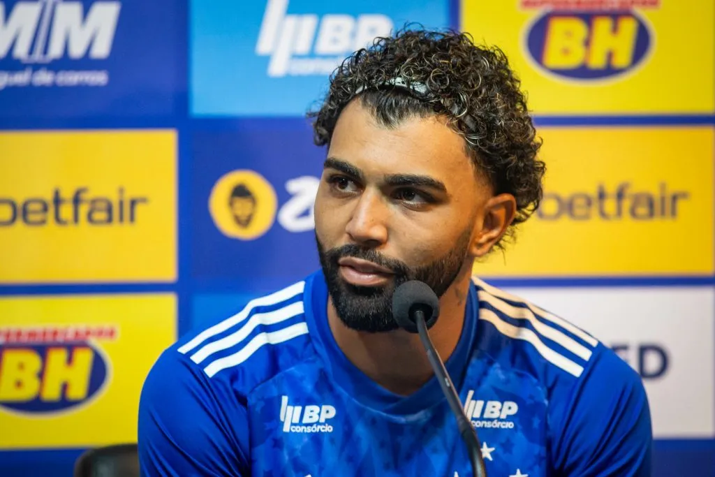MG – BELO HORIZONTE – 04/01/2025 – CRUZEIRO, APRESENTACAO GABIGOL – Gabigol durante sua apresentacao oficial como jogador do Cruzeiro em coletiva de imprensa realizada no Mineirao. Foto: Fernando Moreno/AGIF