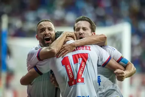 Caio Alexandre, Lucho e Everton em Bahia x The Strongest — Foto: Rafael Rodrigues / EC Bahia
