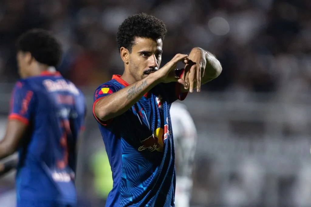 SP – CAMPINAS – 23/02/2025 – PAULISTA 2025, PONTE PRETA X BRAGANTINO –  Lucas Evangelista jogador do Bragantino comemora seu gol durante partida contra o Ponte Preta no estadio Moises Lucarelli pelo campeonato Paulista 2025. Foto: Diogo Reis/AGIF