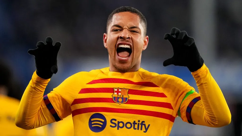 Vitor Roque em partida pelo Barcelona. Foto: Juan Manuel Serrano Arce/Getty Images