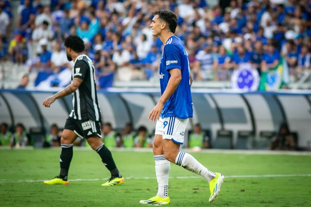 Juan Dinenno jogador do Cruzeiro durante partida contra o Atlético-MG pelo campeonato Mineiro 2024. Foto: Fernando Moreno/AGIF