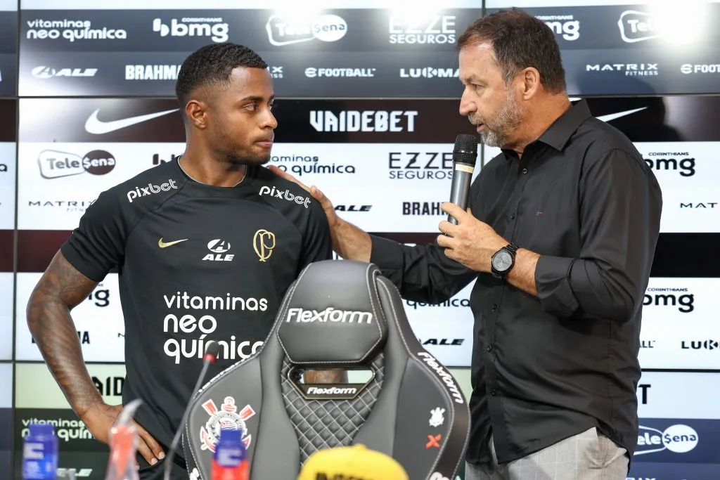 Diego Palacios ao lado de Augusto Melo presidente do Corinthians durante sua apresentação oficial como jogador do Corinthians em coletiva de imprensa realizada no CT Joaquim Grava. Foto: Marcello Zambrana/AGIF