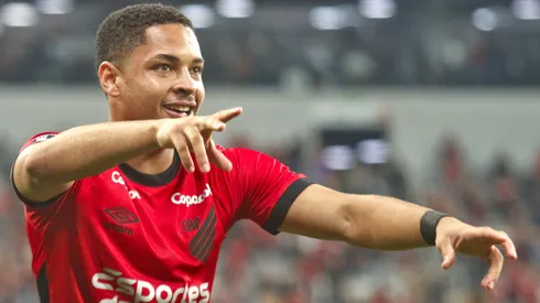 Vitor Roque jogador do Athletico-PR comemora seu gol durante partida contra o Atletico-MG no estadio Arena da Baixada pelo campeonato Libertadores 2023.