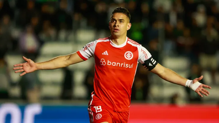 Borre jogador do Internacional comemora seu gol durante partida contra o Juventude no estadio Alfredo Jaconi pelo campeonato Brasileiro A 2024.