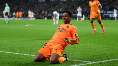 Endrick, do Real Madrid, comemora o primeiro gol de sua equipe durante a partida da semifinal da Copa del Rey entre Real Sociedad e Real Madrid na Reale Arena em 26 de fevereiro de 2025 em San Sebastian, Espanha. (Foto de David Ramos/Getty Images)