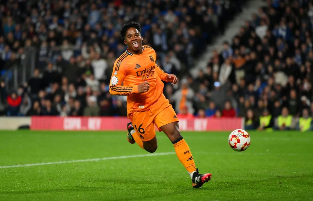 Endrick, do Real Madrid, comemora o primeiro gol de sua equipe durante a partida da semifinal da Copa del Rey entre Real Sociedad e Real Madrid na Reale Arena em 26 de fevereiro de 2025 em San Sebastian, Espanha. (Foto de David Ramos/Getty Images)