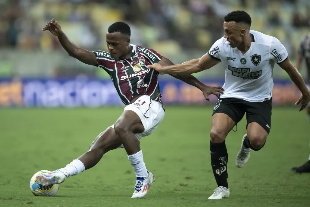 RJ – RIO DE JANEIRO – 21/09/2024 – BRASILEIRO A 2024, FLUMINENSE X BOTAFOGO – Arias jogador do Fluminense disputa lance com Marcal jogador do Botafogo durante partida no estadio Maracana pelo campeonato Brasileiro A 2024. Foto: Jorge Rodrigues/AGIF