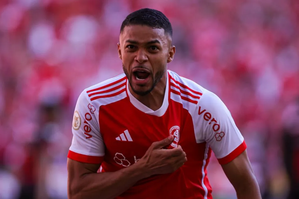 RS – PORTO ALEGRE – 24/11/2024 – BRASILEIRO A 2024, INTERNACIONAL X BRAGANTINO – Wanderson jogador do Internacional comemora seu gol durante partida contra o Bragantino no estadio Beira-Rio pelo campeonato Brasileiro A 2024. Foto: Maxi Franzoi/AGIF