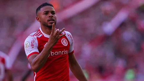 RS – PORTO ALEGRE – 24/11/2024 – BRASILEIRO A 2024, INTERNACIONAL X BRAGANTINO – Wanderson jogador do Internacional comemora seu gol durante partida contra o Bragantino no estadio Beira-Rio pelo campeonato Brasileiro A 2024. Foto: Maxi Franzoi/AGIF