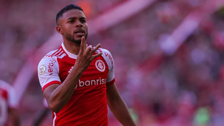 RS - PORTO ALEGRE - 24/11/2024 - BRASILEIRO A 2024, INTERNACIONAL X BRAGANTINO - Wanderson jogador do Internacional comemora seu gol durante partida contra o Bragantino no estadio Beira-Rio pelo campeonato Brasileiro A 2024. Foto: Maxi Franzoi/AGIF