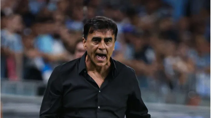 Quinteros é avisado de mais uma saída no Grêmio.
