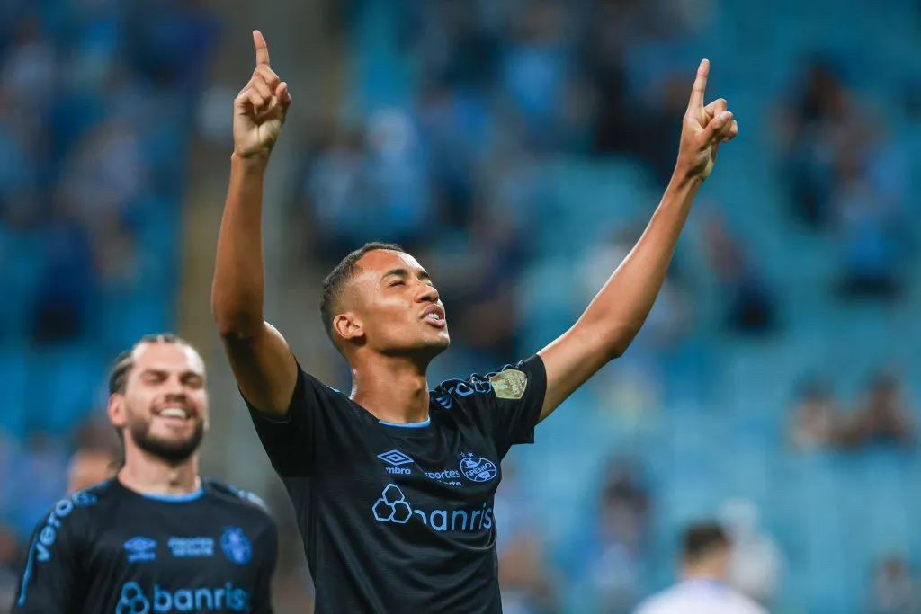 André Henrique jogador do Grêmio comemora seu gol durante partida contra o Novo Hamburgo pelo campeonato Gaucho 2024. Foto: Maxi Franzoi/AGIF