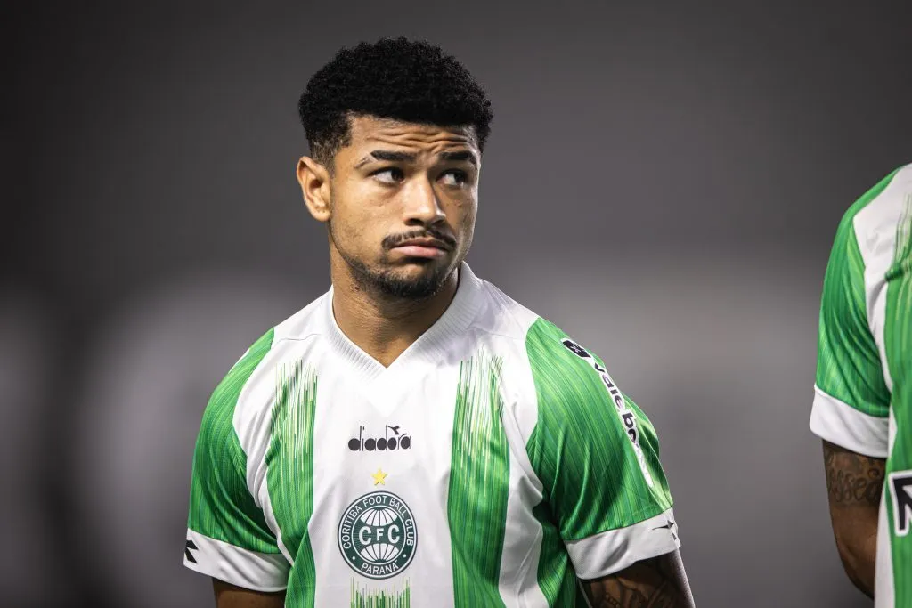 SP – SANTOS – 22/07/2024 – BRASILEIRO B 2024, SANTOS X CORITIBA – Lucas Ronier jogador do Coritiba durante partida contra o Santos no estadio Vila Belmiro pelo campeonato Brasileiro B 2024. Foto: Abner Dourado/AGIF