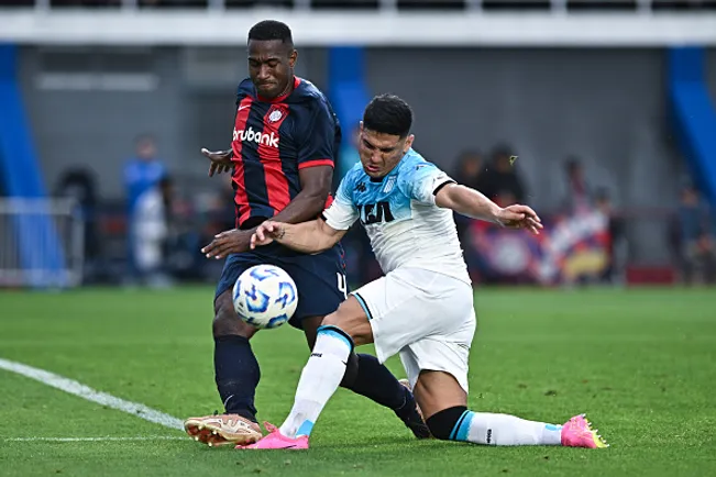 Jhohan Romaña jogador do San Lorenzo em lance na partida de San Lorenzo x Racing em 2024 –  (Photo by Rodrigo Valle/Getty Images)