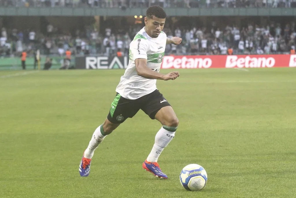 Lucas Ronier jogador do Coritiba durante partida contra o Chapecoense no Couto Pereira pelo campeonato Brasileiro B 2024. Foto: Gabriel Machado/AGIF