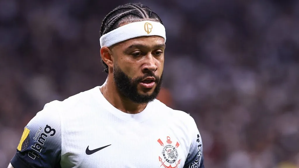 Memphis Depay em partida pelo Corinthians. Foto: Marcello Zambrana/AGIF