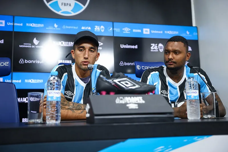 Grêmio apresenta Cristian Olivera e Luan Cândido — Foto: Lucas Uebel/Divulgação Grêmio