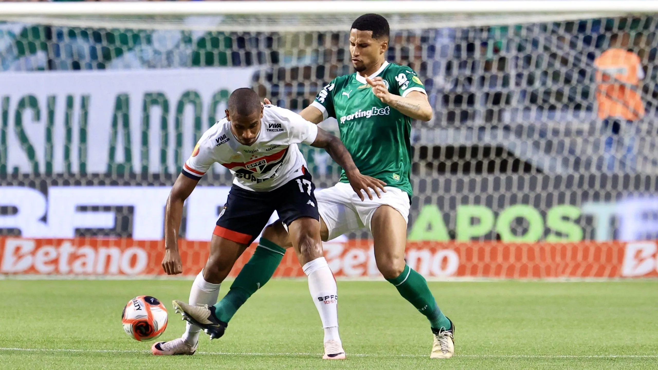 SP – SAO PAULO – 16/02/2025 – PAULISTA 2025, PALMEIRAS X SAO PAULO – Murilo jogador do Palmeiras disputa lance com Andre Silva jogador do Sao Paulo durante partida no estadio Arena Allianz Parque pelo campeonato Paulista 2025. Foto: Marcello Zambrana/AGIF