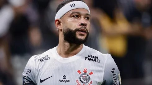 Memphis Depay durante confronto contra o Universidad Central na Libertadores 2025.