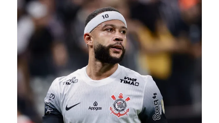Memphis Depay durante confronto contra o Universidad Central na Libertadores 2025.