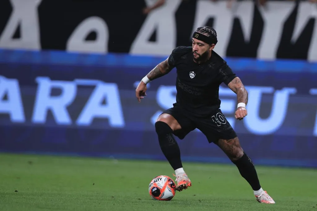 Memphis Depay durante partida contra o Santos pelo Campeonato Paulista de 2025. Foto: Ettore Chiereguini/AGIF